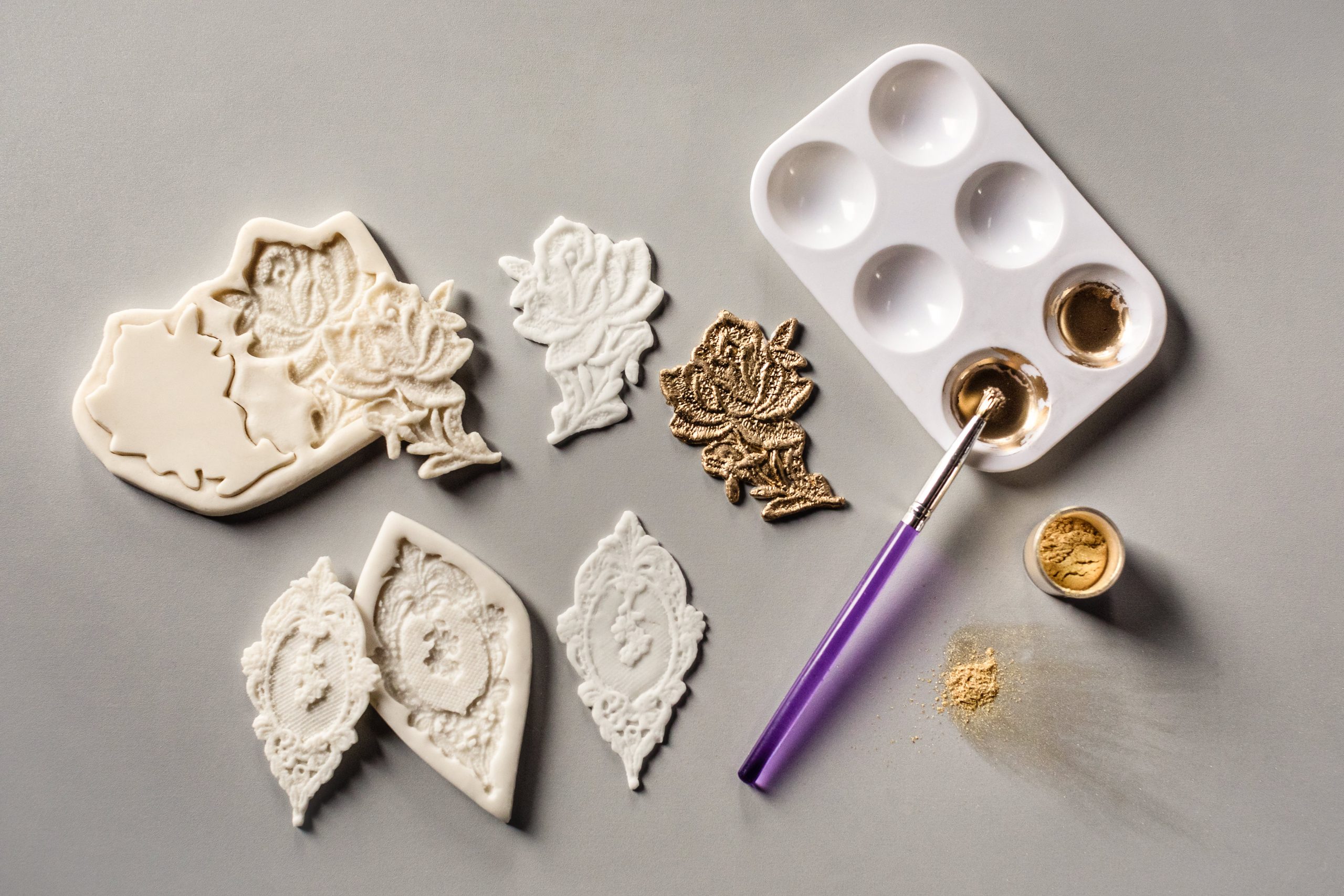 A beautiful fondant lace gilded detail. Tutorial by master sugar artist Ana Parzych